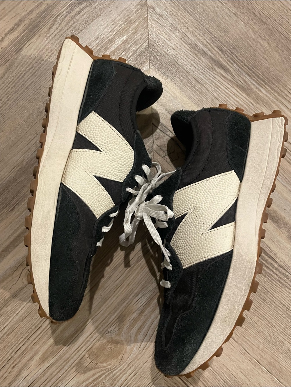 New Balance 327 - Picture 2 of 7